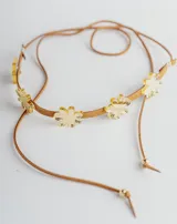 Gargantilla marrón con flores doradas y tiras de ajuste.