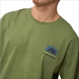 Remera verde de manga corta con estampado pequeño en el pecho.