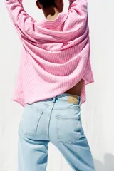 Pantalón de jean celeste claro, de corte mom fit, tiro alto y largo tobillero.