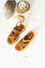 Sandalias negras de charol con tiras cruzadas y plataforma track.