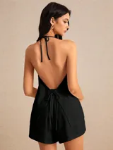 Conjunto de short y top negro con tirantes finos que se atan al cuello y en la espalda.