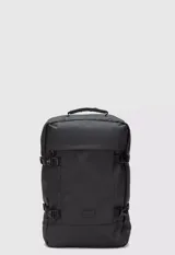 Mochila de viaje negra con múltiples compartimentos y correas ajustables. Incluye compartimento acolchado para laptop, espalda y mangos acolchados, hebillas en el pecho, panel trasero transpirable, compartimentos de micromalla para ropa, compartimento a prueba de derrames, bolsillos exteriores de acceso rápido, organizadores internos y asa de enganche a la maleta.