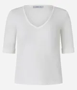 Blusa blanca de malla rib, corte ajustado, con escote en V y mangas cortas con bajo plegado.