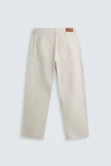 Pantalón de jean color beige, corte recto y relajado, con cintura ajustable con cordón interior, cinco bolsillos, efecto lavado y cierre frontal con cremallera y botón.
