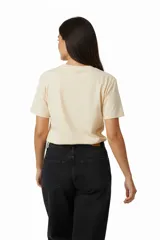 Remera negra de algodón con estampado de un corazón con palmeras, estrellas y flores.