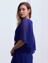 Vestido de fiesta azul marino de seda fría marca RM Richards, con escote en V cruzado, broche dorado en la cintura y mangas cortas de gasa.
