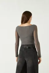 Top negro de manga larga con transparencia y tejido elastizado.