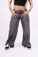 Pantalón de jean gris oscuro, corte wide leg y tiro bajo.