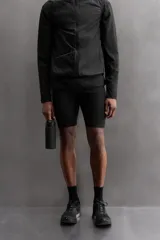 Mallas de entrenamiento negras confeccionadas en tejido técnico y elástico en cuatro direcciones, con cintura elástica ajustable con cordón interior, bolsillo lateral en pernera y logo estampado.