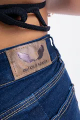 Pantalón de jean azul oscuro, de tiro alto y corte ajustado.