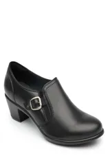 Zapato de tacón negro con hebilla lateral, de diseño elegante, ideal para un look casual.