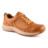 Championes acordonados de cuero color marrón, con suela de goma color beige.