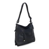 Cartera marrón de simil cuero con bolsillo frontal con tapa y cierre dorado. Tiene correa larga regulable y asa de mano.