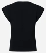 Blusa roja de viscosa con cuello redondo, sin mangas y pliegues en los hombros.