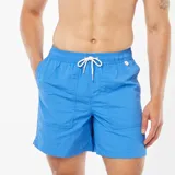 Short de baño azul con cintura elástica y cordón ajustable.