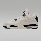 Zapatilla deportiva Jordan 4 Retro OG, color blanco con detalles en negro y rojo. Presenta paneles de malla, soportes laterales de plástico y una unidad Air visible en el talón.