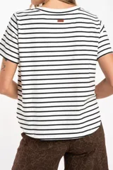 Remera blanca con rayas horizontales negras, de algodón peinado.