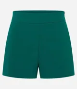 Short color beige de tela bengaline con bolsillos delanteros y cremallera lateral.