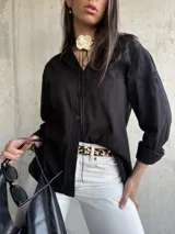 Camisa negra de manga larga con bordado floral.