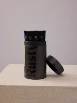 Boxer de hombre color negro con cintura elástica que lleva el logo de la marca "RUSTY" en color gris claro.