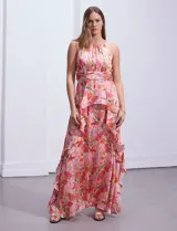 Vestido largo de gasa estampada con flores, escote halter, busto plisado, corte en la cintura con faja plisada, falda delantera con sobrecapa y abertura central en la espalda con cierre invisible.