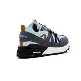 Championes deportivos de hombre, modelo Bariloche, con base de malla textil color celeste pálido y superposiciones en tonos de gris oscuro y azul marino. Presentan una entresuela gruesa blanca y detalles en negro en la suela y talón, donde se lee "MAX PROTECT".