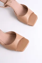 Sandalia plateada de fiesta con diseño elegante y minimalista. Presenta punta cuadrada, tira delantera ancha y pulsera al tobillo con hebilla regulable, que brinda firmeza y comodidad.