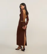 Vestido midi marrón de poliéster y elastano, con cuello redondo, mangas largas, espalda descubierta, fruncido en la parte baja de la espalda y abertura en la falda.
