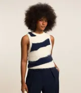 Chaleco de punto con pelitos, cuello redondo y diseño a rayas horizontales en blanco y azul marino.