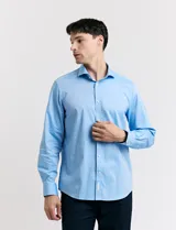 Camisa blanca de vestir, de corte clásico y manga larga.