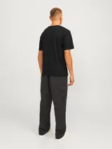 Camiseta negra de manga corta y cuello redondo con estampado en el pecho que dice "Wood Fired Since 1993 Pizza House".