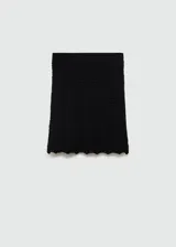 Minifalda negra de tejido de punto calado, con cintura elástica y corte ajustado.