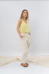 Pantalón relaxed fit color beige, confeccionado en algodón. Presenta cintura elastizada, bolsillos delanteros grandes y calce cómodo.