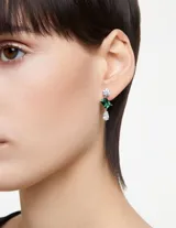 Par de aros colgantes con baño de rodio, adornados con circonitas Swarovski. Cuentan con una circonita redonda blanca en la parte superior, una circonita rectangular verde en el centro y una circonita blanca en forma de lágrima en la parte inferior.