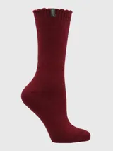 Calcetín de tejido grueso color bordó, largo medio, con puño suave acanalado y etiqueta con las iniciales "HP" en el borde superior.
