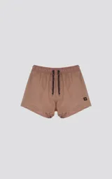 Short de baño color beige, de calce regular, con elástico en la cintura, cordón de ajuste y tres bolsillos.