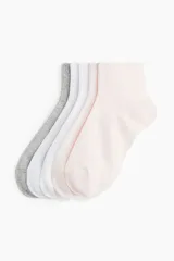 Pack de cinco pares de medias tobilleras acanaladas en colores gris, blanco y rosa.