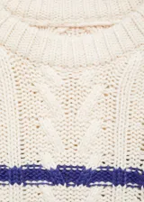 Sweater de punto grueso color crudo con rayas horizontales color violeta.