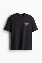 Remera negra de corte holgado con estampado frontal de la marca Fender en color blanco.