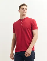 Remera manga corta con cuello mao y media botonadura, color azul.