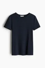 Remera azul marino de punto acanalado de algodón, corte entallado, cuello redondo y bajo recto.