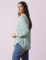 Blusa de gasa estampada con cuello a la base, escote en V y abertura con botones. Tiene mangas largas con largo regulable.