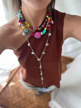 Collar corto con cuentas de cerámica, resina y piedras de colores. Cierre con cadena de acero quirúrgico y gancho para regular el largo.