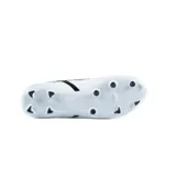 Championes de fútbol Umbro Fuzion, color negro, sin cordones, con cuello de tobillo tejido y suela con tapones para césped. Logo de Umbro en blanco en el lateral.