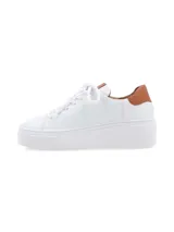 Sneaker Adelaida de cuero graneado color verde oliva, con cordones de algodón y suela elevada color crema.