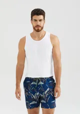 Short de baño azul con estampado de hojas en tonos verde y blanco.