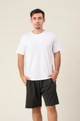 Bermuda deportiva de nylon color verde militar, de corte suelto, con cintura elástica, cordón de ajuste, detalles de líneas en los costados y bolsillos con cierre.