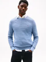 Sweater Tommy Hilfiger de cuello redondo, color celeste con diseño de rayas horizontales texturizadas. Logo de la marca bordado en el pecho.