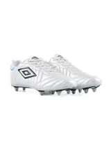 Championes de fútbol Umbro Speciali SG color blanco con detalles en negro y azul.
