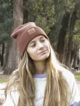 Gorro de lana celeste tejido en punto con dobladillo y parche de cuero con logo en el frente.